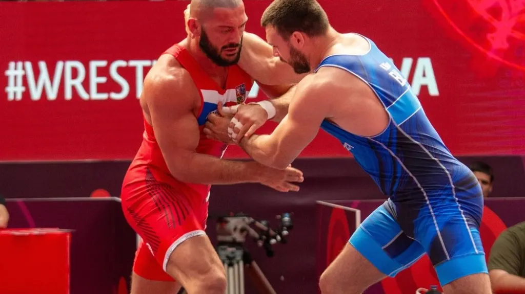 Artur Omarov (v červeném) 