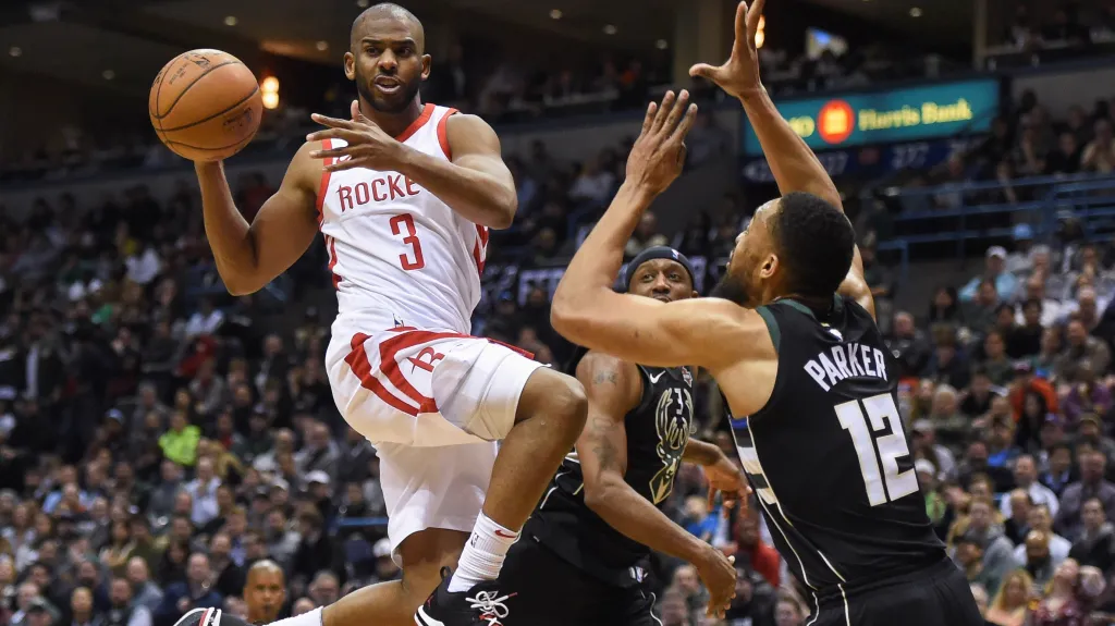 Chris Paul z Houstonu Rockets v akci proti Milwaukee Bucks