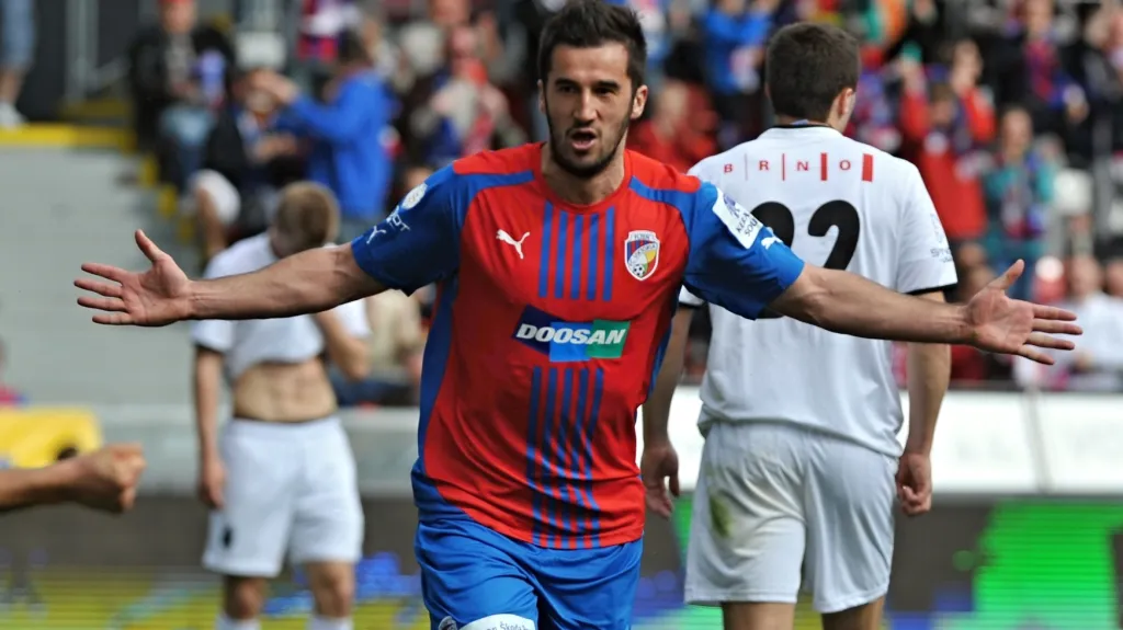 Plzeňský útočník Aidin Mahmutović se raduje z gólu v síti Brna