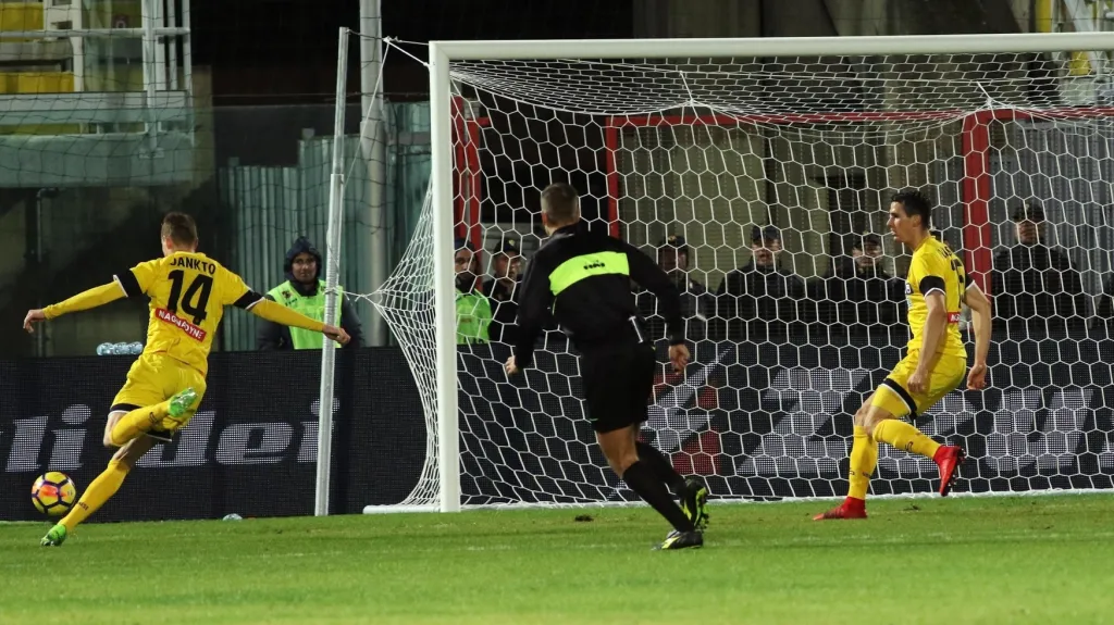 Jakub Jankto z Udinese střílí gól