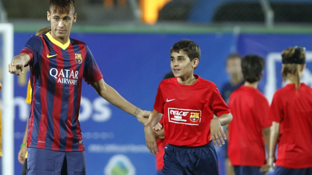 Neymar během "tréninku" s palestinskými dětmi 