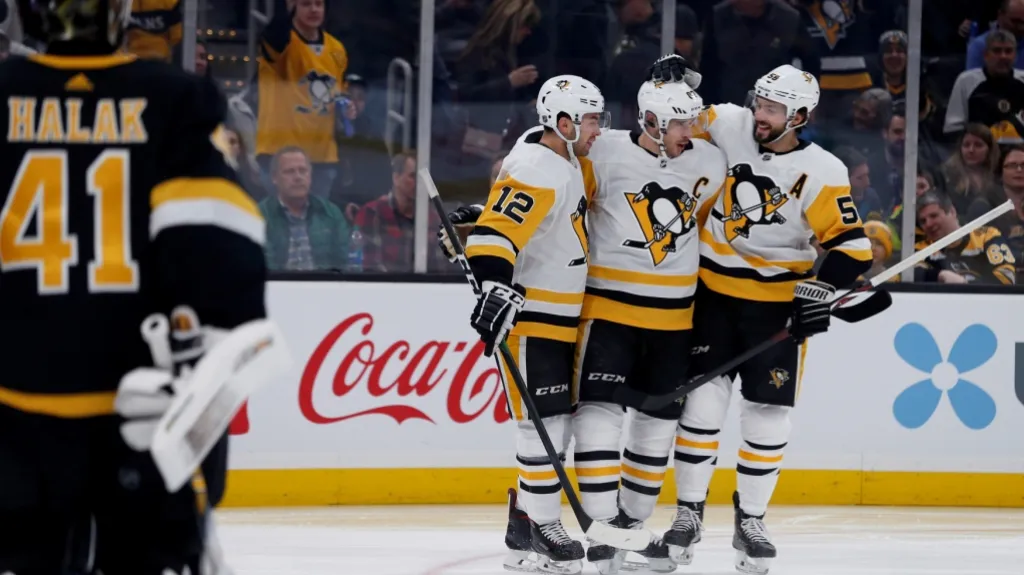 Dominik Simon (vlevo) se raduje se spoluhráči z Pittsburghu