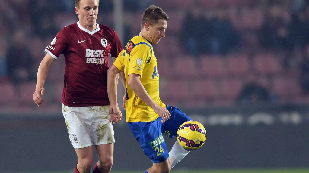 Bořek Dočkal ze Sparty (vlevo) se snaží připravit o míč Jana Kroba z Teplic