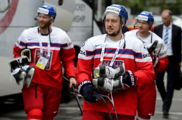 Zleva Jiří Novotný, Jan Kolář a Martin Erat přicházejí na rozbruslení