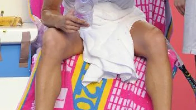 Francesca Schiavoneová odpočívá během rekordně dlouhého zápasu proti Světlaně Kuzněcovové