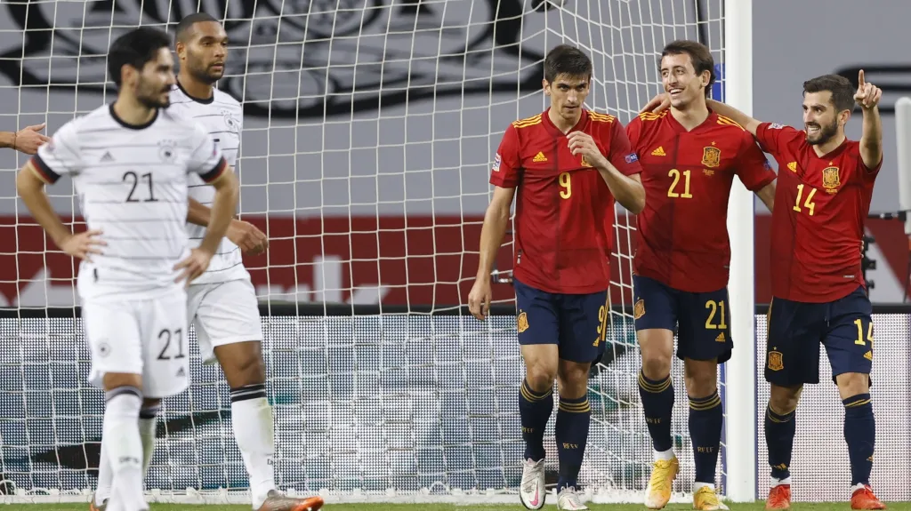 Fotbalisté Španělska oslavují gól v utkání s Německem