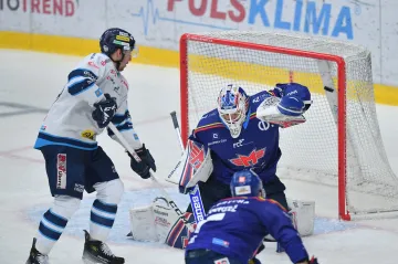 Brankář Českých Budějovic Milan Klouček inkasuje v utkání s Libercem