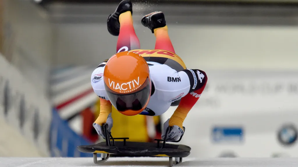 Tina Hermannová naskakuje na skeleton v závodě ve Winterbergu