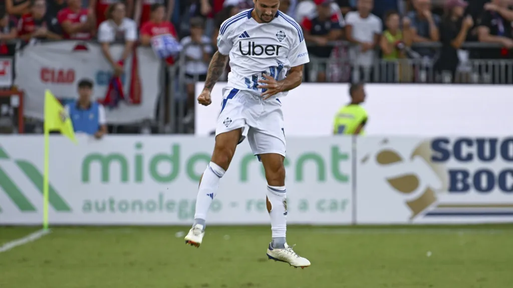 Patrick Cutrone z Coma se raduje z gólu v Serii A