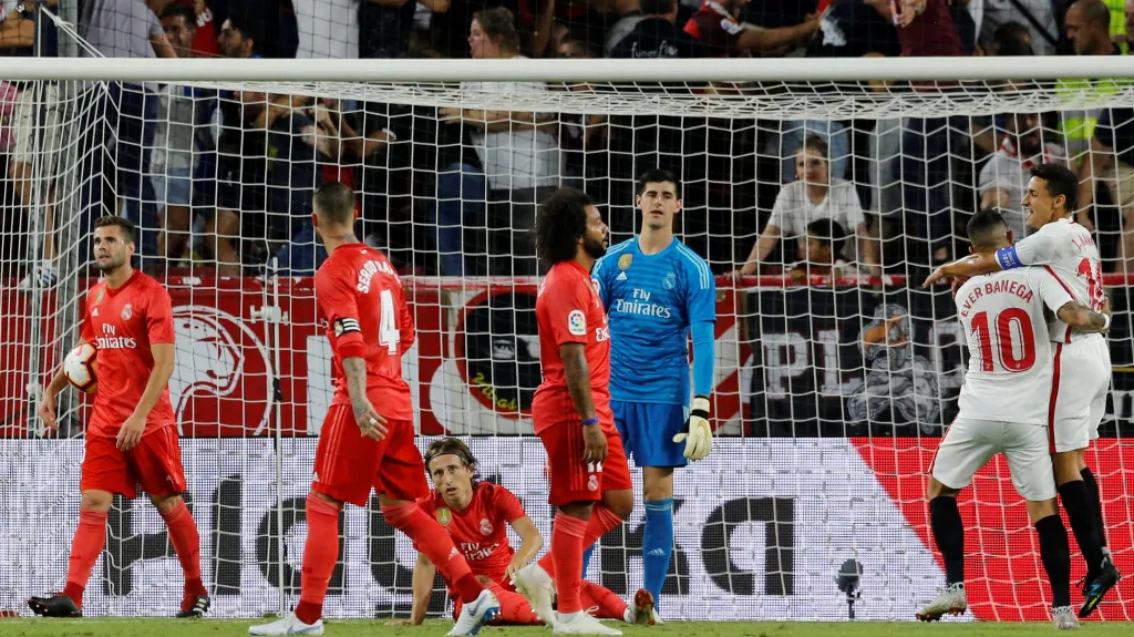 Fotbalisté Sevilly (vpravo) slaví gól proti Realu Madrid