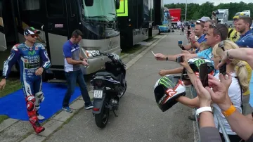 Jorge Lorenzo neprožívá nejlepší sezonu, fanouškům to ale očividně nevadí