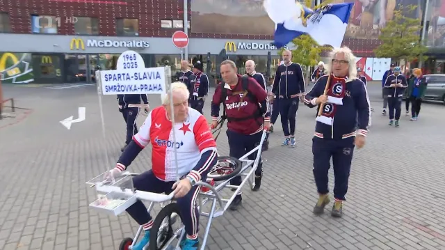 Fanoušci na derby pražských S dojeli na trakaři