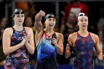 Katie Ledecká (uprostřed)