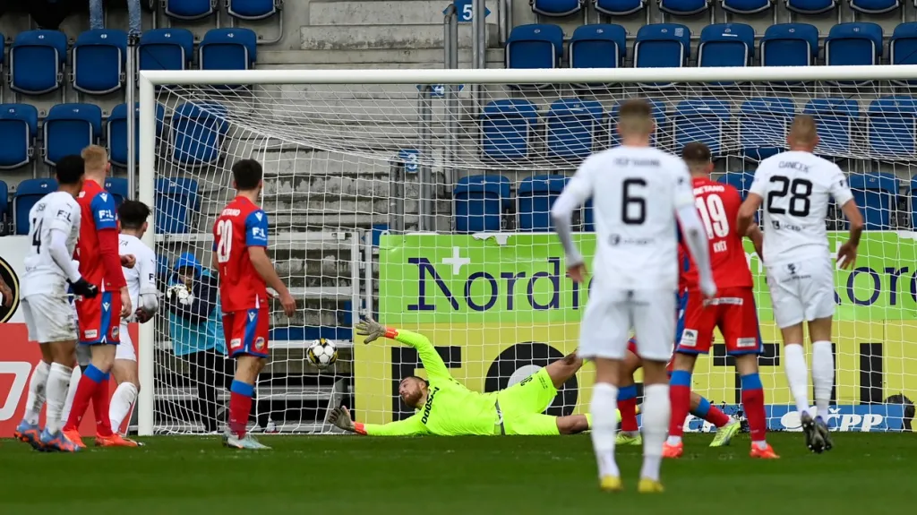 Plzeňský brankář Staněk inkasuje v zápase se Slováckem