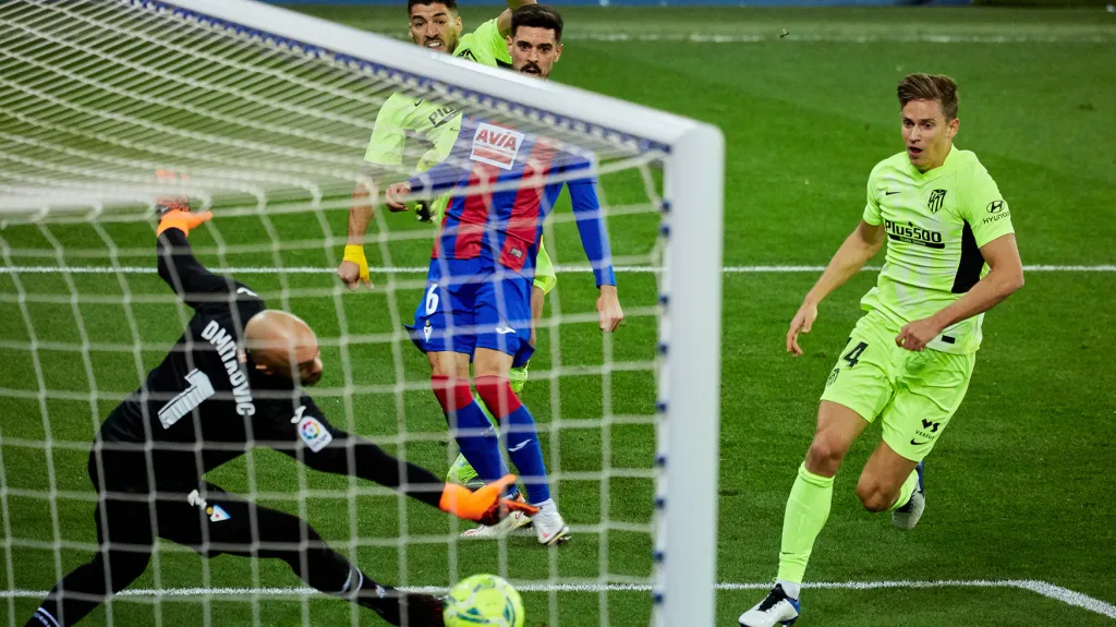 Luis Suárez dává gól Eibaru