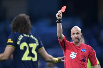 David Luiz z Arsenalu (vlevo) inkasuje červenou kartu