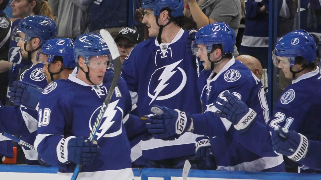 Ondřej Palát se raduje se spoluhráči z Tampy Bay ze vstřelené branky