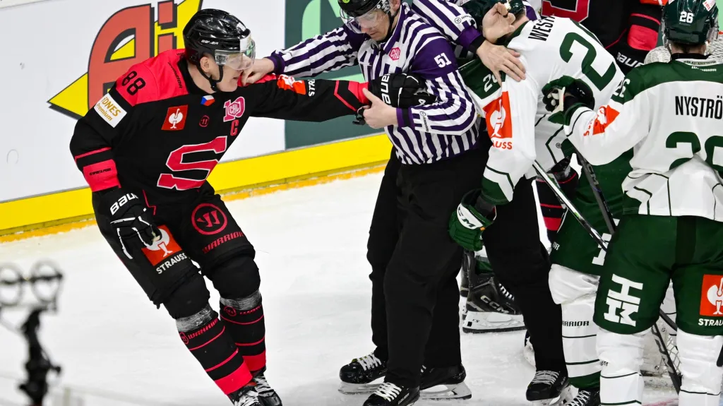 Sparťan Miroslav Forman v utkání proti Färjestadu