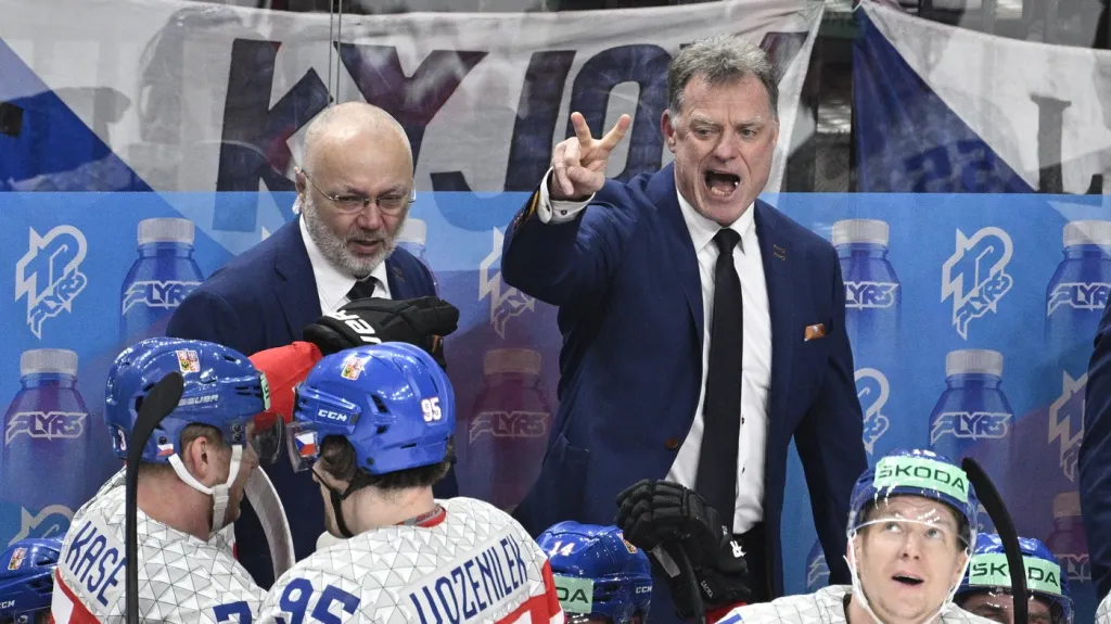 Trenér Radim Rulík na lavičce české reprezentace udílí pokyny hráčům
