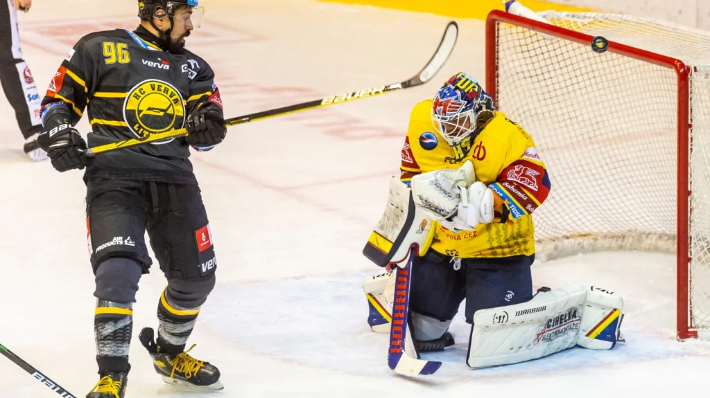 Litvínovský Richard Jarůšek tečuje před Dominikem Hrachovinou z Motoru