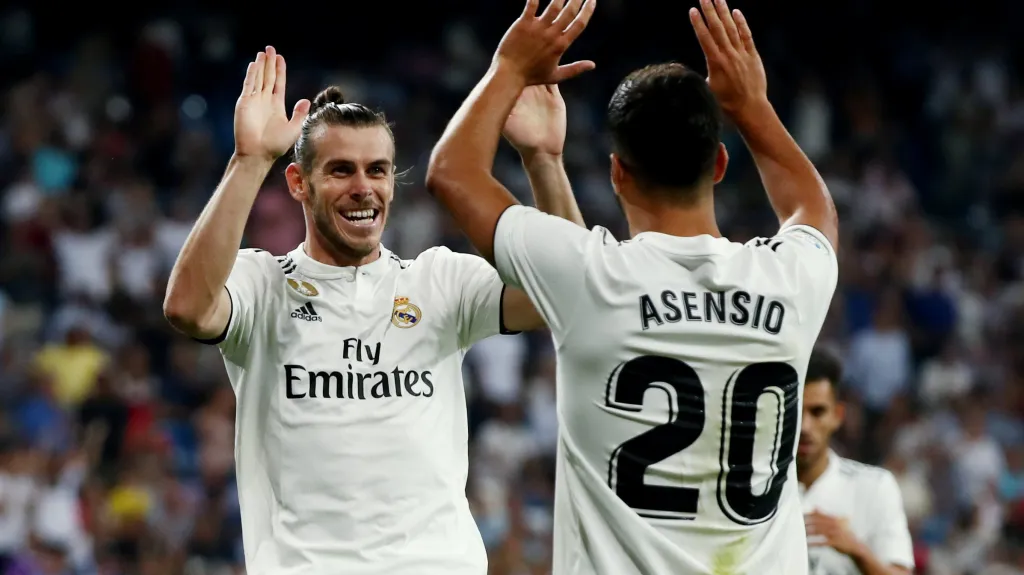 Gareth Bale a Marco Asensio se radují z gólu Realu