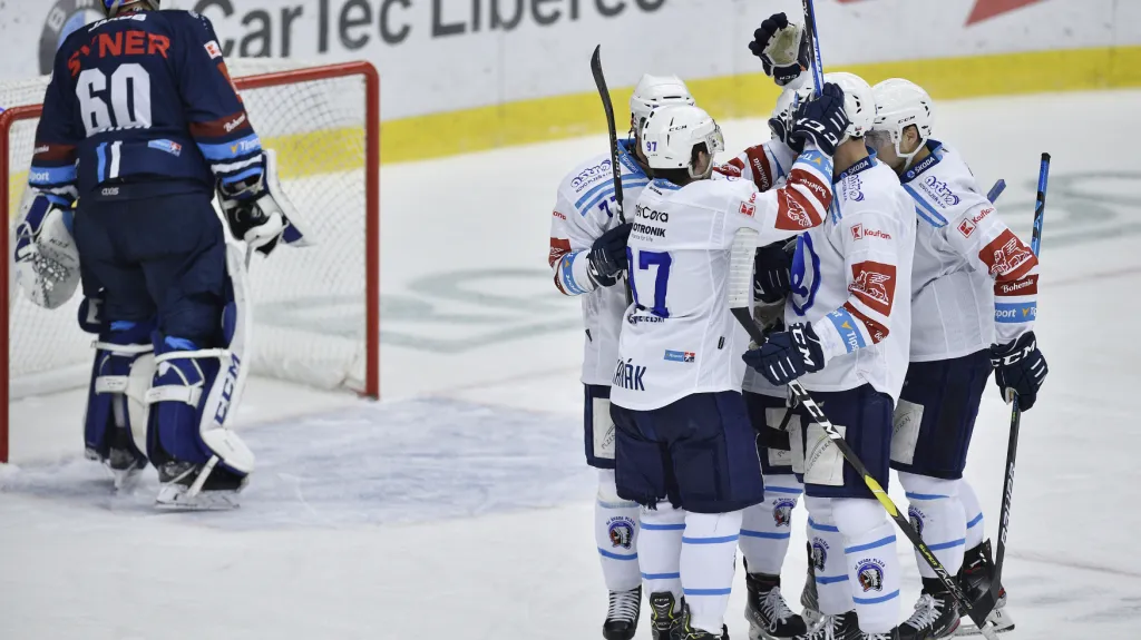 Hokejisté Plzně slaví branku v Liberci
