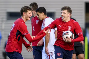 Matěj Mikulenka se raduje z branky