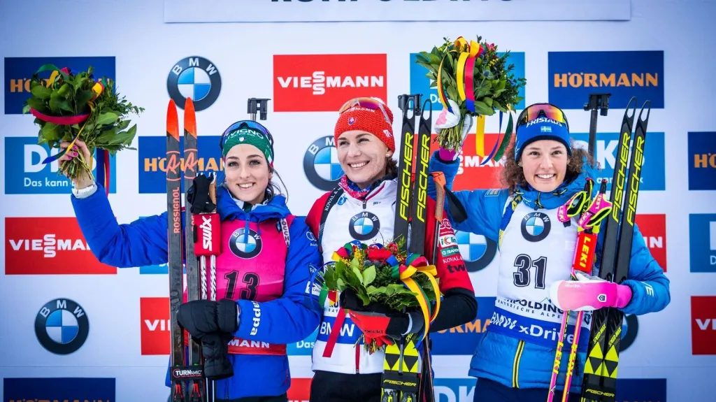 Stupně vítězů po sprintu v Ruhpoldingu. Zleva Lisa Vittozziová, vítězná Anastasia Kuzminová a Hanna Öbergová