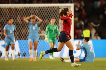 Španělka Olga Carmonaová se raduje z gólu v utkání proti Anglii