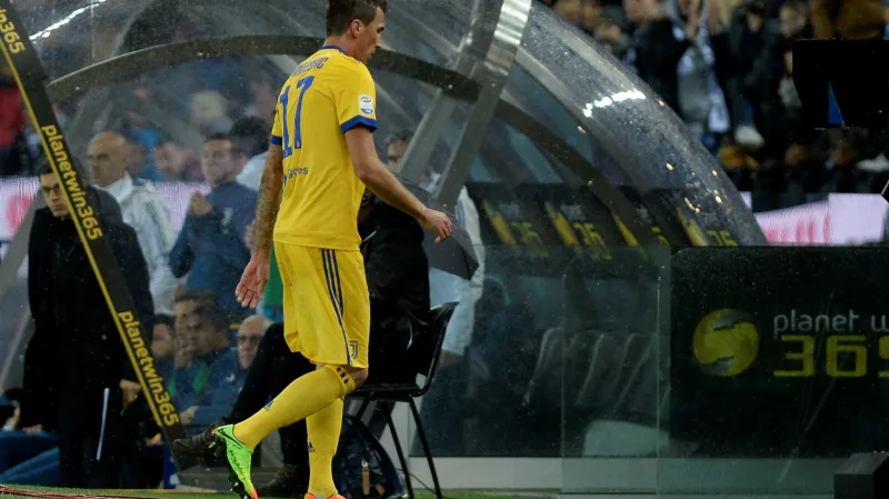 Mario Mandžukič opouští hřiště