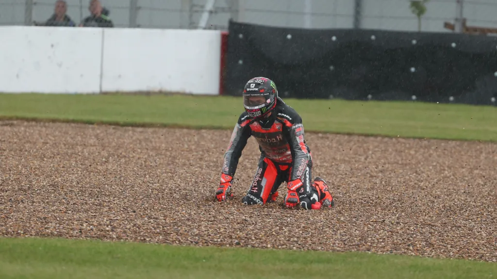 Scott Redding při nehodě na britském okruhu Donington Park