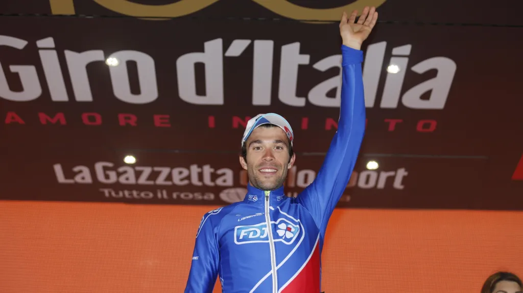 Thibaut Pinot slaví vítězství ve 20. etapě Giro d'Italia