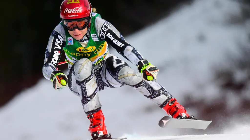 Ester ledecká v problémech na trati superobřího slalomu v Lake Loiuse