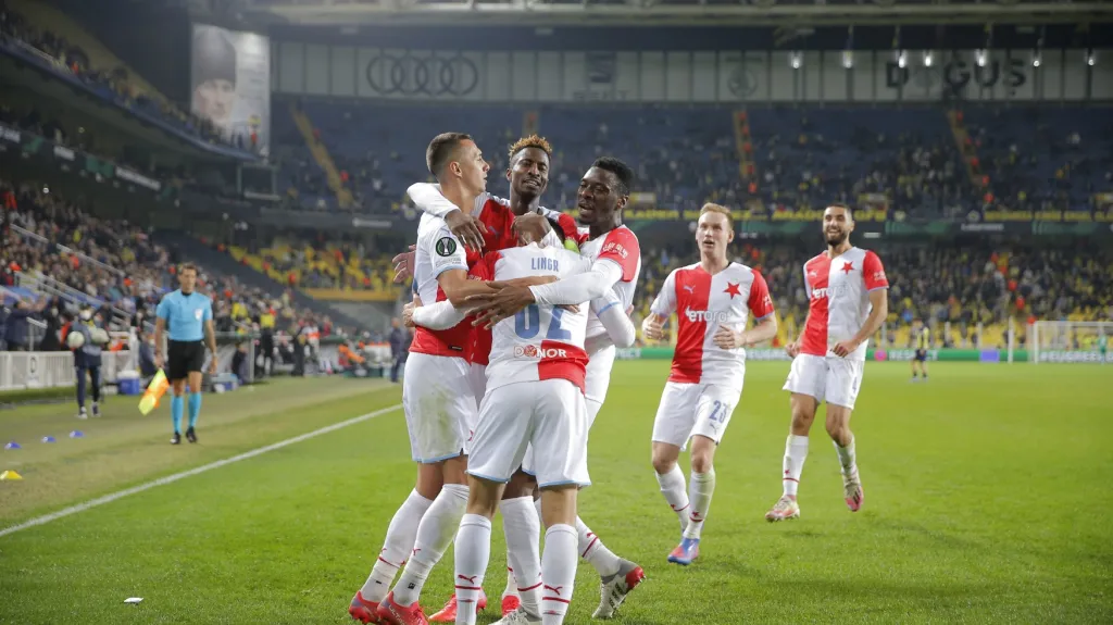Fotbalisté Slavie se radují z gólu v Istanbulu