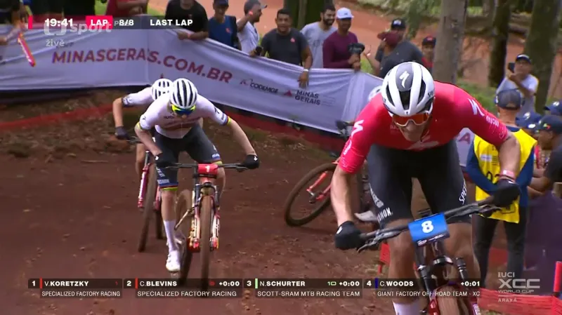 Poslední kolo short tracku mužů na SP v Araxá
