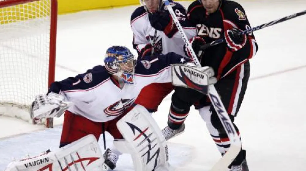 Obránce Jan Hejda (uprostřed) brání Milana Michálka