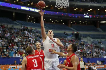 Nikola Jokič ze Srbska v akci proti Polsku