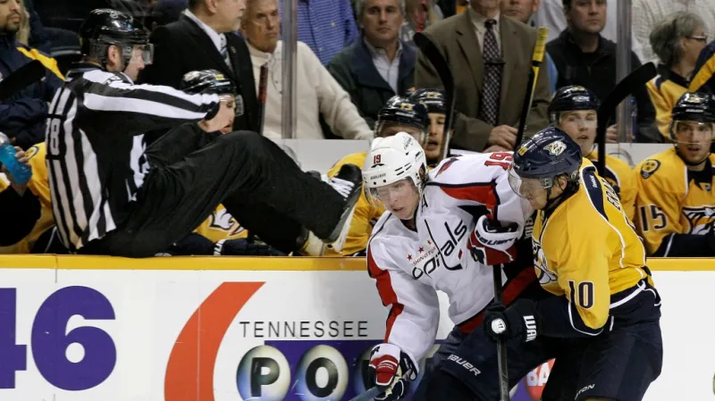 Martin Erat v dresu Nashvillu v souboji s Nicklasem Backströmem