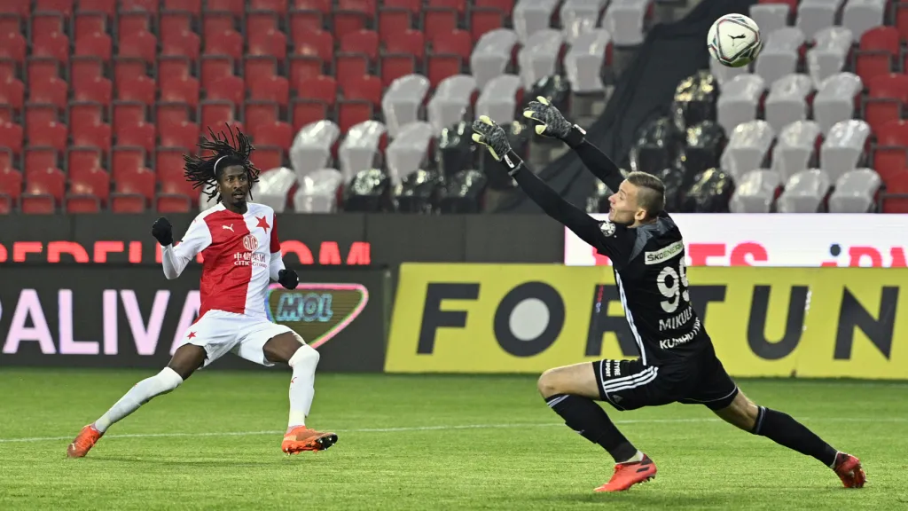 Peter Olayinka překonává Petra Mikulce v brance Mladé Boleslavi