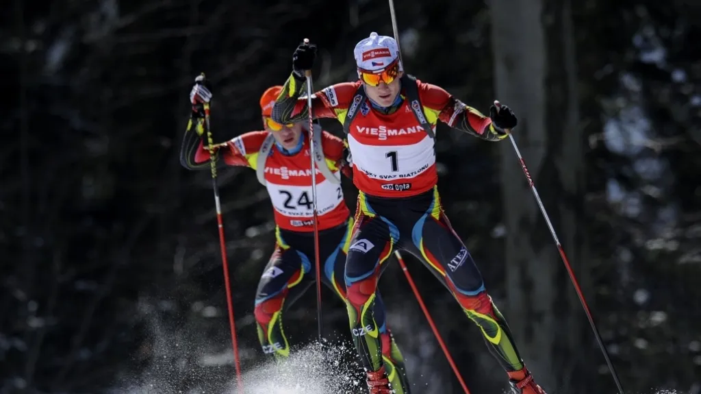Adam Václavík (vlevo) za Ondřejem Moravcem na MČR  mužů