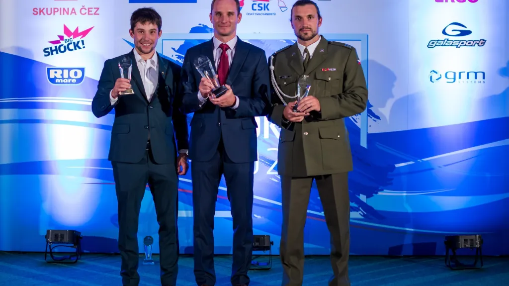 Vít Přindiš (uprostřed) s cenou pro vítěze ankety Kanoista roku v doprovodu Jiřího Prskavce (vlevo) a Martina Fuksy