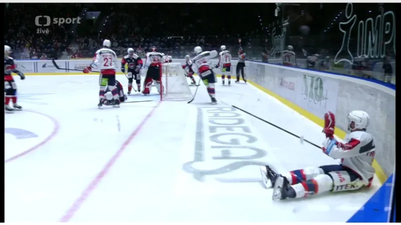 Faul Trončinského na Janka v utkání Pardubice - Chomutov