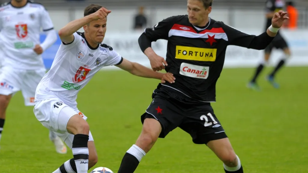 Zleva Petr Schwarz z Hradce Králové a Milan Škoda ze Slavie