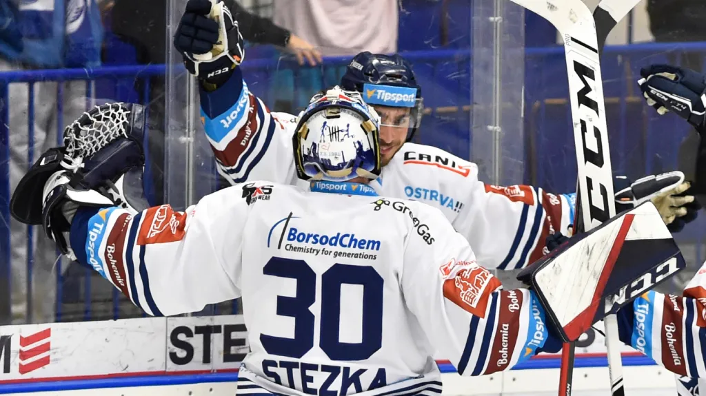 Dominik Lakatoš z Vítkovic slaví s brankářem Alešem Stezkou