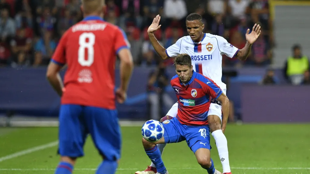 Plzeňský Jan Kovařík si pokrývá míč v utkání Ligy mistrů proti CSKA Moskva