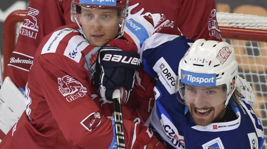 Lukáš Kašpar z Komety v souboji s třineckým Guntisem Galvinšem