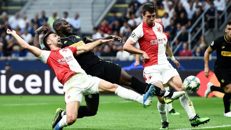 David Hovorka ze Slavie v souboji s Romeluem Lukakuem z Interu Milán