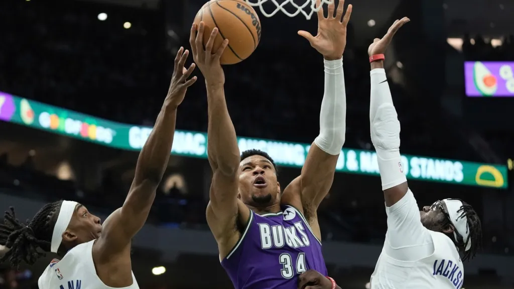 Giannis Antetokounmpo v utkání s Los Angeles Clippers