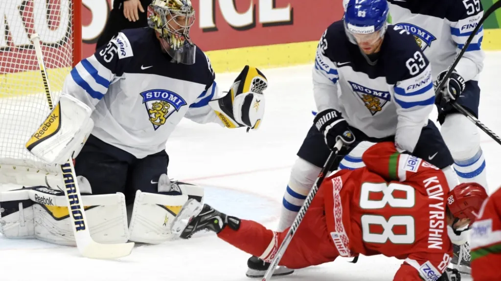 Finský gólman Pekka Rinne v utkání s Běloruskem