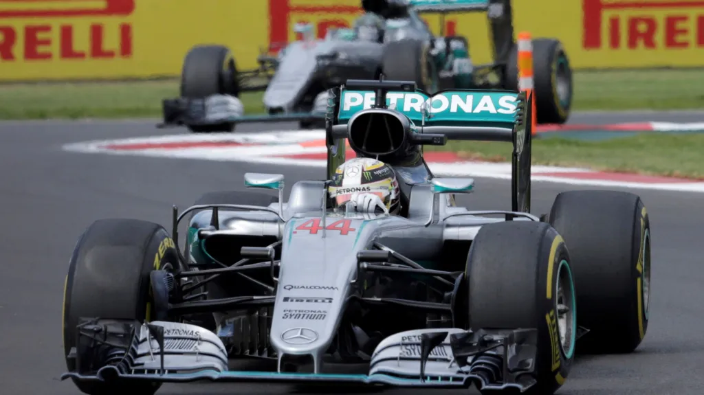 Hamilton před svým stájovým kolegou Rosbergem během VC Mexika